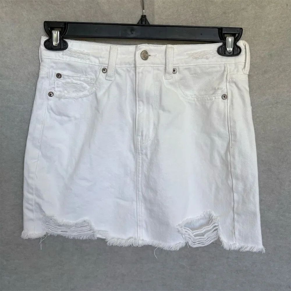 American Eagle White High Rise Denim Mini Skirt Size 6 Distressed Frayed Hem